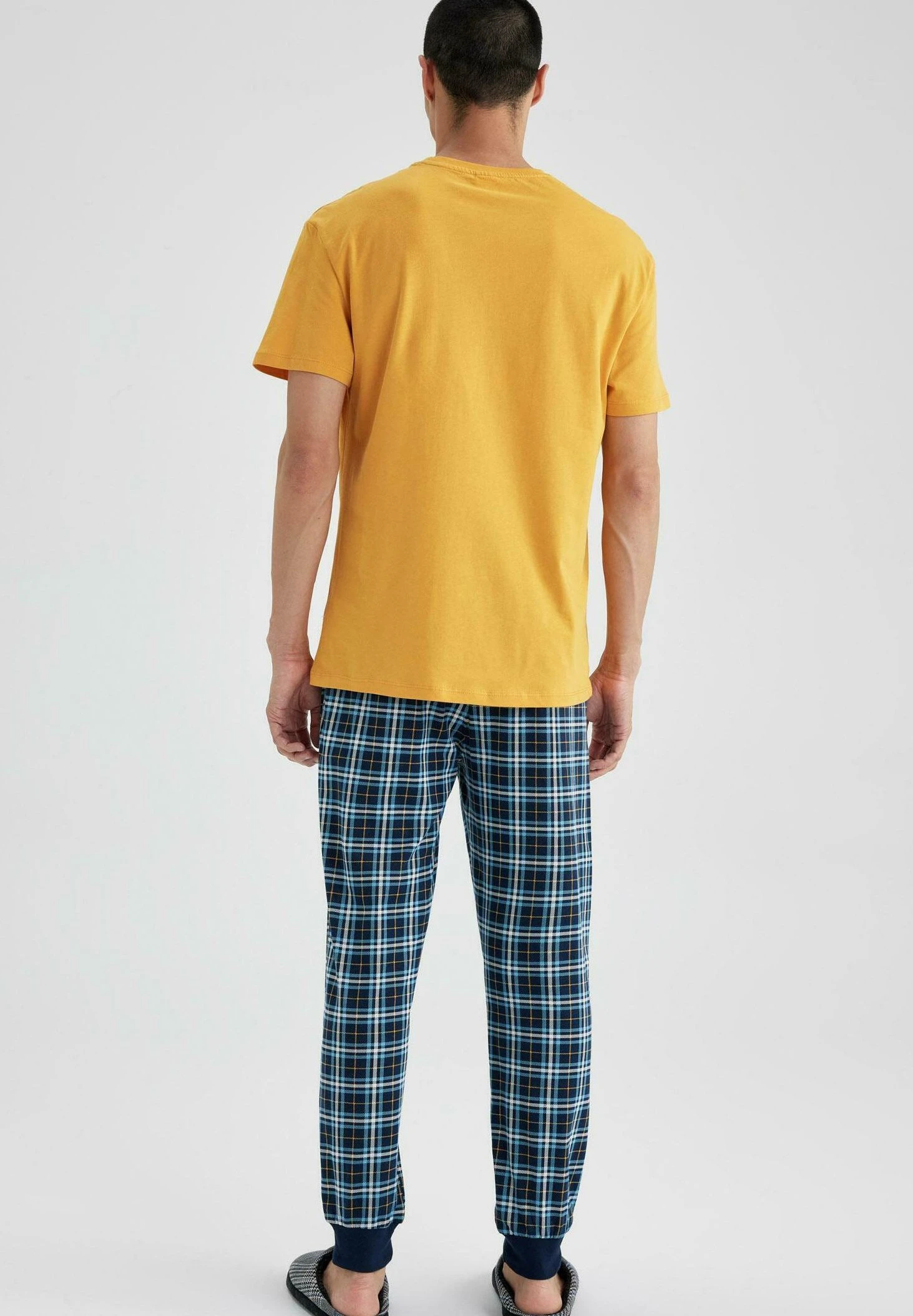 DeFacto Set Regular FitPigiamaYellow Uomo Per La Notte DEZ82M04Y-E11 5 DeFacto Set Regular FitPigiamaYellow Uomo Per La Notte DEZ82M04Y-E11 - immagine 3