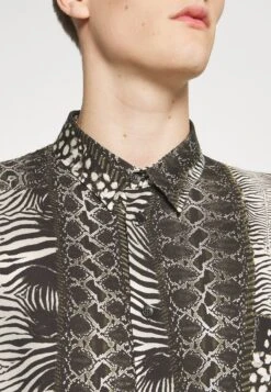 JUST CAVALLI CamicieCamiciaBlack Uomo Camicie JU622D07R-Q11 11 JUST CAVALLI CamicieCamiciaBlack Uomo Camicie JU622D07R-Q11 -Negozio Di Abbigliamento Zalando 50ba640f4e81467faf6d2c38a7998975