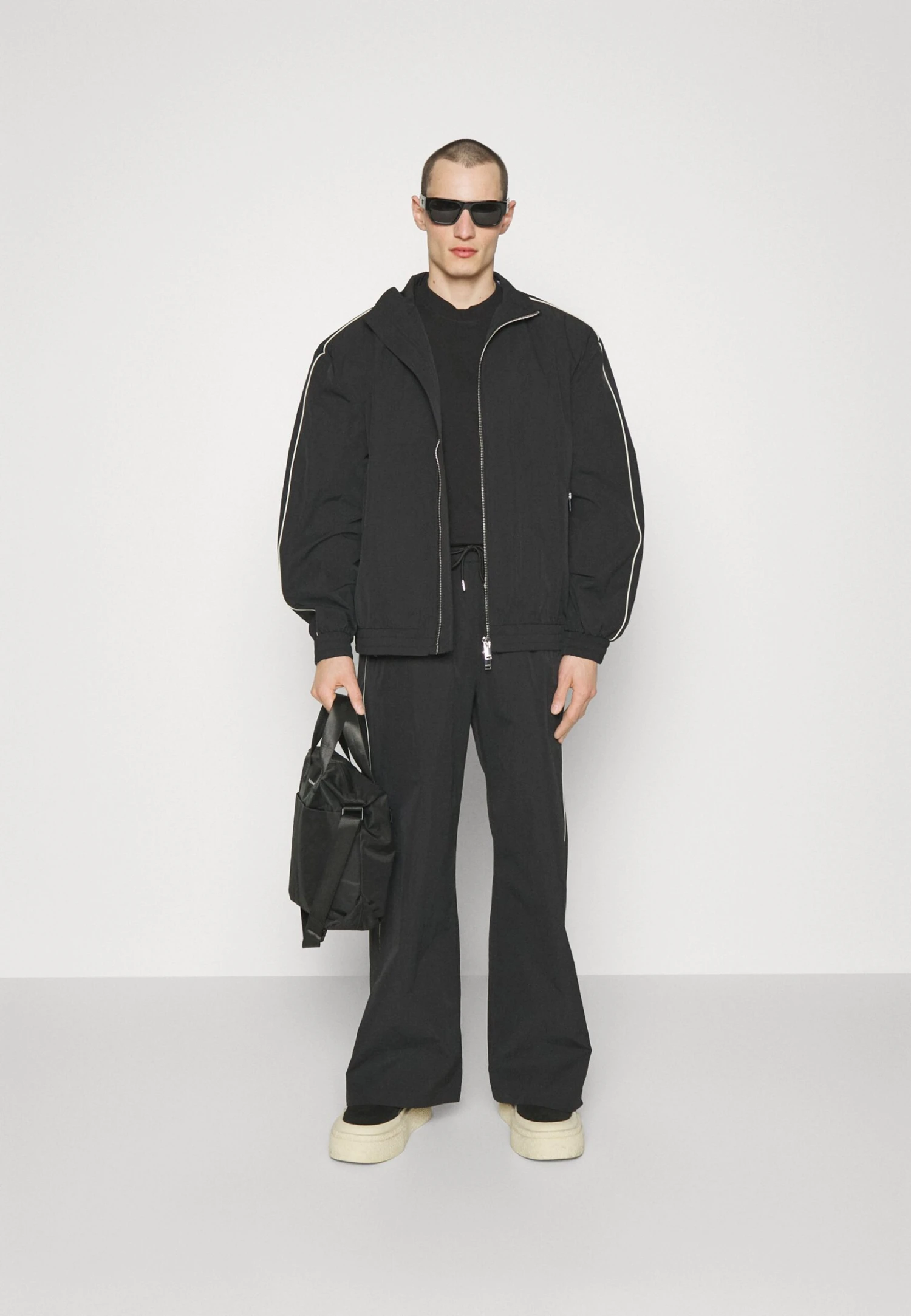 Han Kjøbenhavn Nylon Oversized Track TopGiacca SportivaBlack Uomo Pantaloni Sportivi E Joggers HK022T02F-Q11 4 Han Kjøbenhavn Nylon Oversized Track TopGiacca SportivaBlack Uomo Pantaloni Sportivi E Joggers HK022T02F-Q11 - immagine 2