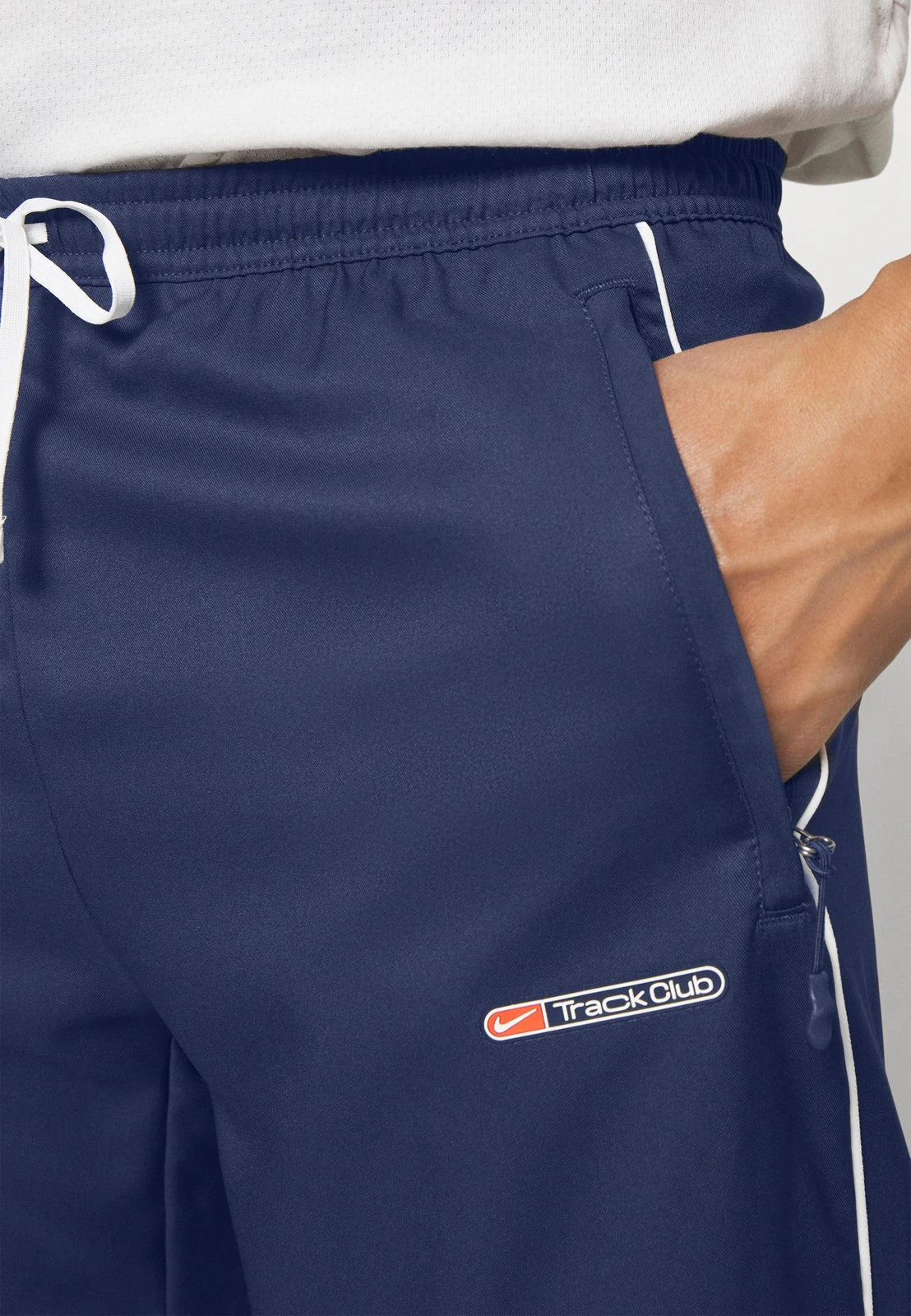 Nike Performance M Nk Df ClubPantaloni SportiviMidnight Navy/Summit White/Black Uomo Pantaloni Sportivi E Joggers N1242E2N9-K11 9 Nike Performance M Nk Df ClubPantaloni SportiviMidnight Navy/Summit White/Black Uomo Pantaloni Sportivi E Joggers N1242E2N9-K11 - immagine 7