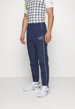 EA7 Emporio Armani Tennis Pro Suit PipingTutaNavy Blue Uomo Pantaloni Sportivi E Joggers EA742K00W-K11 17 EA7 Emporio Armani Tennis Pro Suit PipingTutaNavy Blue Uomo Pantaloni Sportivi E Joggers EA742K00W-K11 -Negozio Di Abbigliamento Zalando 52409853a5b64210a8949d554bbedf02