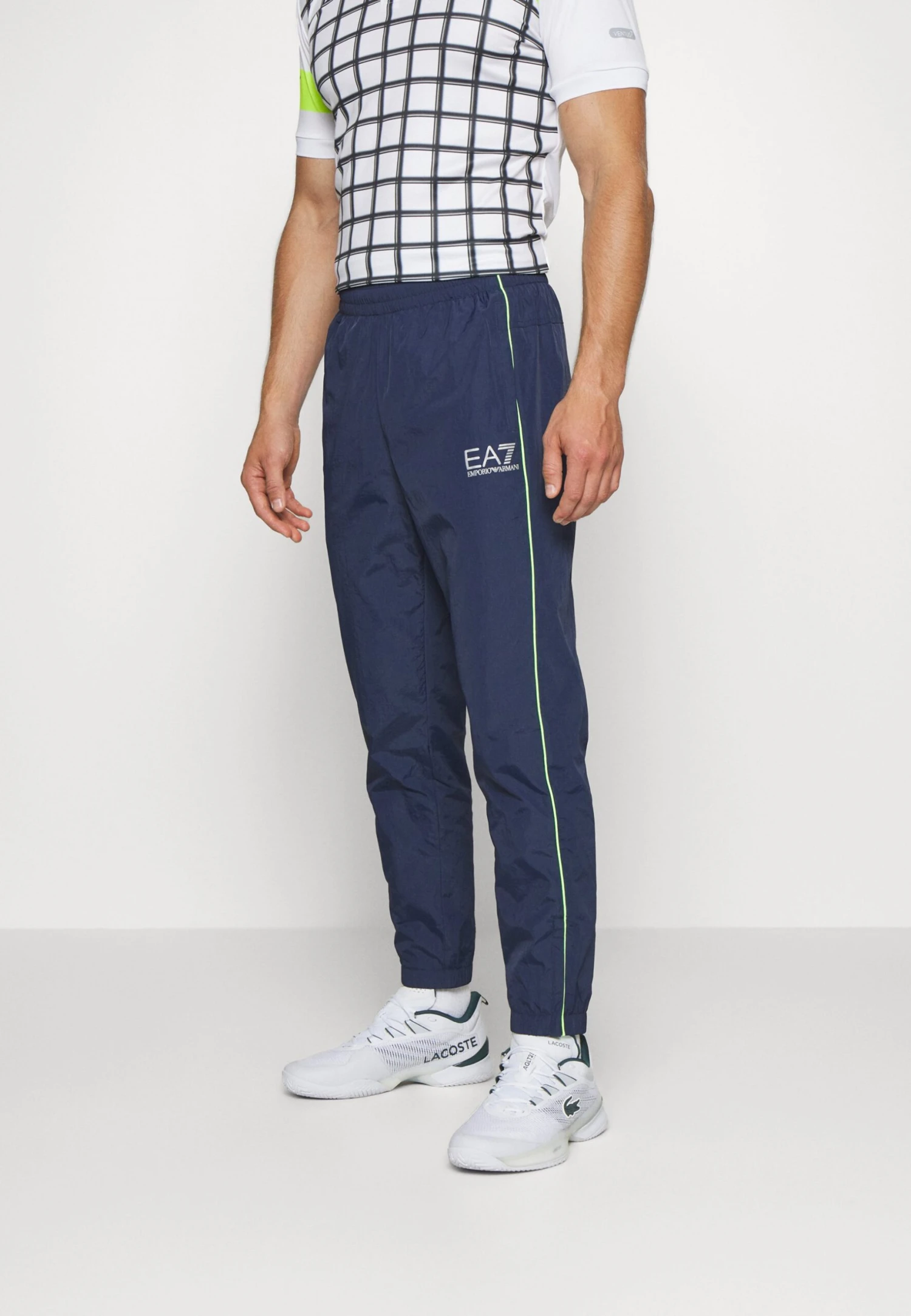 EA7 Emporio Armani Tennis Pro Suit PipingTutaNavy Blue Uomo Pantaloni Sportivi E Joggers EA742K00W-K11 6 EA7 Emporio Armani Tennis Pro Suit PipingTutaNavy Blue Uomo Pantaloni Sportivi E Joggers EA742K00W-K11 - immagine 4