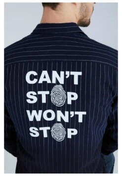 Mit StreifenmusterCamiciaDunkelblau Uomo Camicie JEI22D001-K11 10 Mit StreifenmusterCamiciaDunkelblau Uomo Camicie JEI22D001-K11 -Negozio Di Abbigliamento Zalando 56e541c16e7645308b2d459be667fada