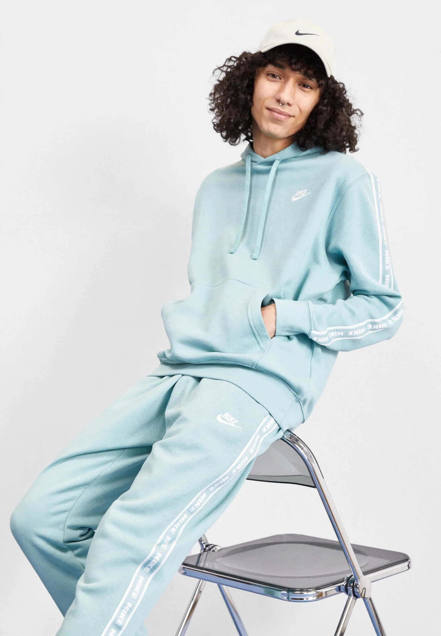 Nike Sportswear Club SuitTutaMineral/White Uomo Pantaloni Sportivi E Joggers NI122S0P8-M11 5 Nike Sportswear Club SuitTutaMineral/White Uomo Pantaloni Sportivi E Joggers NI122S0P8-M11 - immagine 3