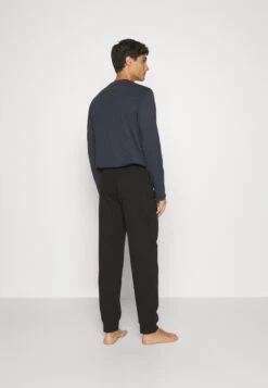 Emporio Armani TrousersPantaloni Del PigiamaNero Uomo Per La Notte EA882L00M-Q11 -Negozio Di Abbigliamento Zalando 59d4ac7a9c9d4e1cb4d3c9854aa1375f
