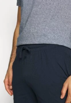 Pier One PigiamaDark Blue Uomo Per La Notte PI982M02S-K11 11 Pier One PigiamaDark Blue Uomo Per La Notte PI982M02S-K11 -Negozio Di Abbigliamento Zalando 5cd278190b7e4ca4a9d8e88f3d1570ec