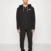Ellesse BeviloPigiamaBlack Uomo Per La Notte EL982M00I-Q11 2 Ellesse BeviloPigiamaBlack Uomo Per La Notte EL982M00I-Q11 -Negozio Di Abbigliamento Zalando 5d6bb83ff81c4f978bc944f65c60d48a