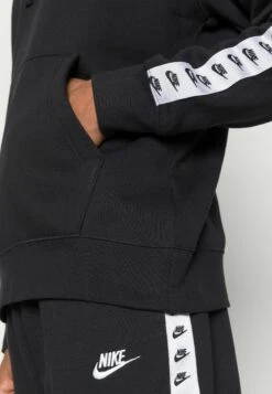 Nike Sportswear Club SuitTutaBlack/White Uomo Pantaloni Sportivi E Joggers NI122T089-Q11 11 Nike Sportswear Club SuitTutaBlack/White Uomo Pantaloni Sportivi E Joggers NI122T089-Q11 -Negozio Di Abbigliamento Zalando 5f104fc9a23e4196a5b0809b51de1f2a