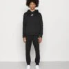 Nike Sportswear Club SuitTutaBlack/White Uomo Pantaloni Sportivi E Joggers NI122T089-Q11 1 Nike Sportswear Club SuitTutaBlack/White Uomo Pantaloni Sportivi E Joggers NI122T089-Q11 -Negozio Di Abbigliamento Zalando 5fd02adfecc94ab494a7362109ee0fa1