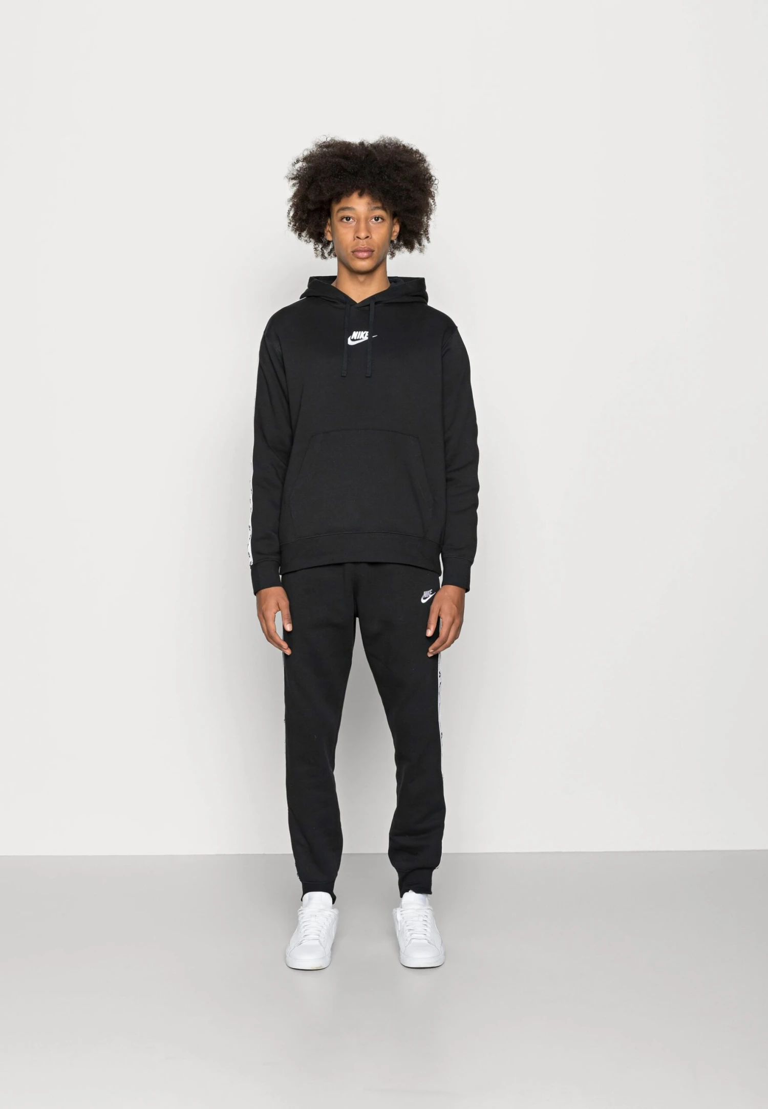 Nike Sportswear Club SuitTutaBlack/White Uomo Pantaloni Sportivi E Joggers NI122T089-Q11 3 Nike Sportswear Club SuitTutaBlack/White Uomo Pantaloni Sportivi E Joggers NI122T089-Q11