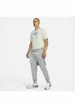 Nike Sportswear ClubPantaloni SportiviParticle Grey Particle Grey White Uomo Pantaloni Sportivi E Joggers NI122E05H-C15 9 Nike Sportswear ClubPantaloni SportiviParticle Grey Particle Grey White Uomo Pantaloni Sportivi E Joggers NI122E05H-C15 -Negozio Di Abbigliamento Zalando 601317e9ea28427a865336b279d0cf57