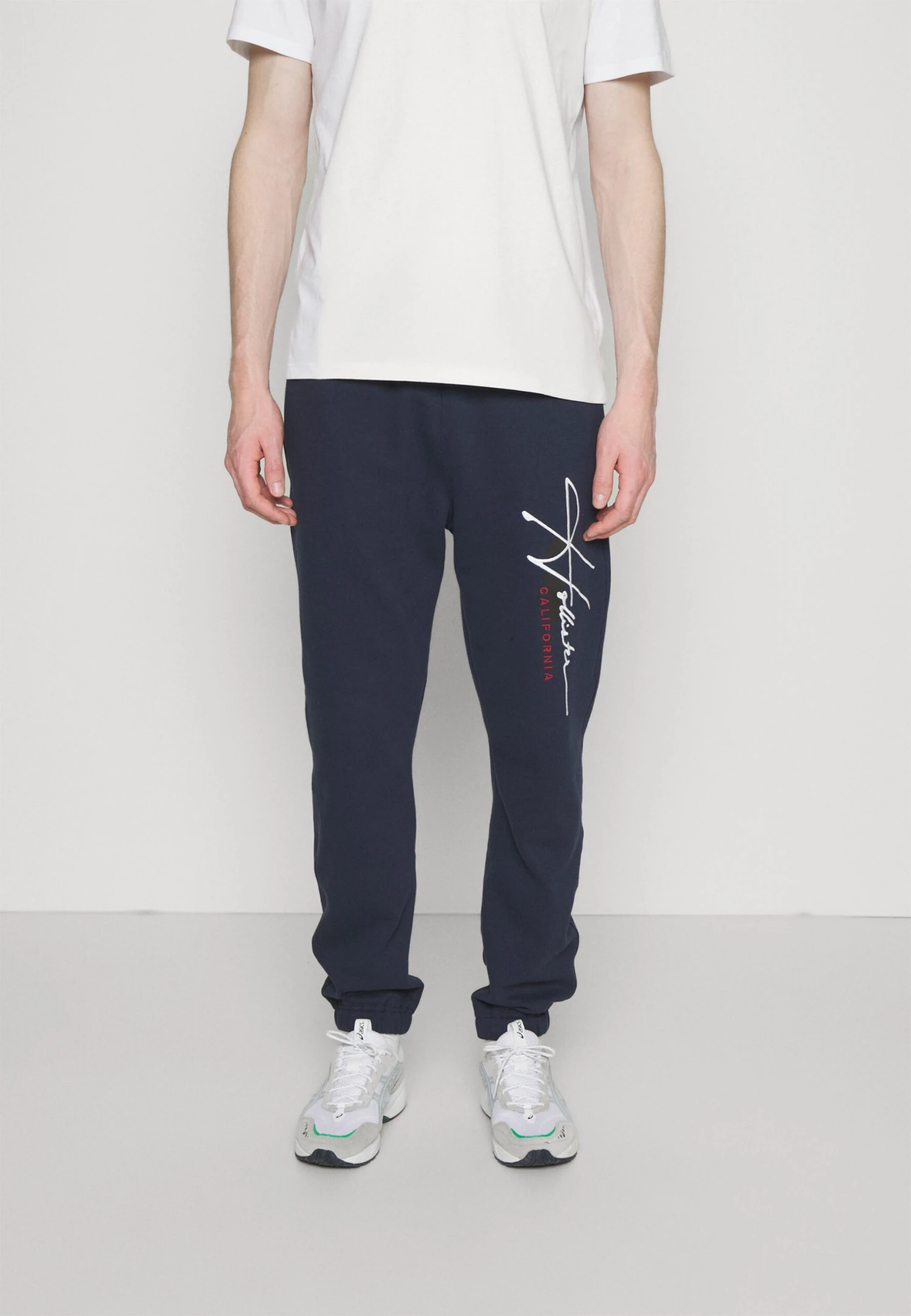 Hollister Co. Tech Logo RelaxedPantaloni SportiviNavy Uomo Pantaloni Sportivi E Joggers H0422E04T-K11 3 Hollister Co. Tech Logo RelaxedPantaloni SportiviNavy Uomo Pantaloni Sportivi E Joggers H0422E04T-K11