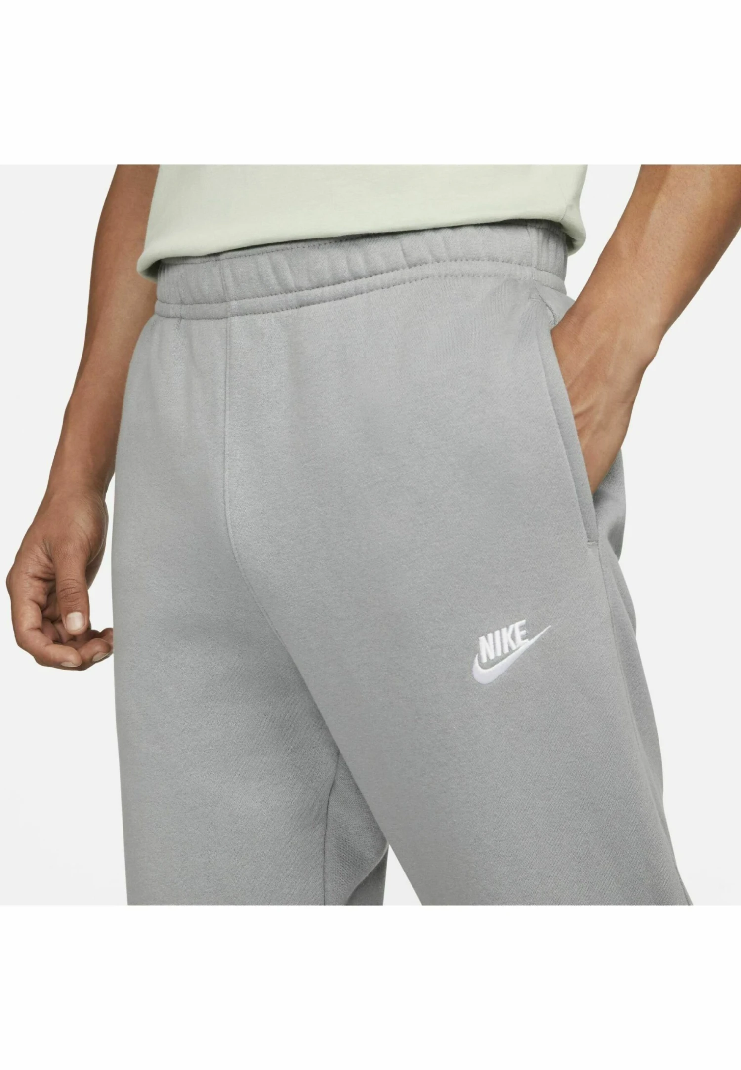 Nike Sportswear ClubPantaloni SportiviParticle Grey Particle Grey White Uomo Pantaloni Sportivi E Joggers NI122E05H-C15 6 Nike Sportswear ClubPantaloni SportiviParticle Grey Particle Grey White Uomo Pantaloni Sportivi E Joggers NI122E05H-C15 - immagine 4