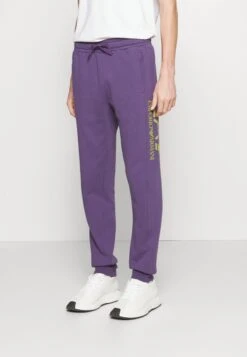 EA7 Emporio Armani TrouserPantaloni SportiviViola Uomo Pantaloni Sportivi E Joggers EA722E038-I11