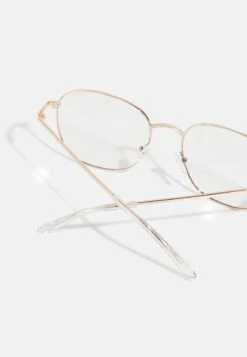 QUAY AUSTRALIA Jezabell UnisexOcchiali Anti Luce BluGold-Coloured/Clear Uomo Occhiali Per Luce Blu Q0154K01W-F11 9 QUAY AUSTRALIA Jezabell UnisexOcchiali Anti Luce BluGold-Coloured/Clear Uomo Occhiali Per Luce Blu Q0154K01W-F11 -Negozio Di Abbigliamento Zalando 61fa64cd439d48c8bf7414dfeec5a3b7