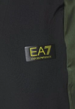 EA7 Emporio Armani Ventus TracksuitTutaGreen/Black Uomo Pantaloni Sportivi E Joggers EA742K010-M11 19 EA7 Emporio Armani Ventus TracksuitTutaGreen/Black Uomo Pantaloni Sportivi E Joggers EA742K010-M11 -Negozio Di Abbigliamento Zalando 6492a87390d44a8186203065f3bd582e