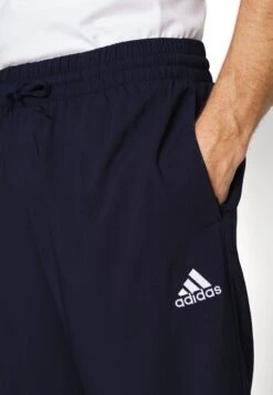 Adidas Sportswear EssentialsPantaloni SportiviLegend Ink Uomo Pantaloni Sportivi E Joggers ADQ42E00I-Q11 10 Adidas Sportswear EssentialsPantaloni SportiviLegend Ink Uomo Pantaloni Sportivi E Joggers ADQ42E00I-Q11 -Negozio Di Abbigliamento Zalando 64d92ca72e5449fb94fde5c6df5b74f6