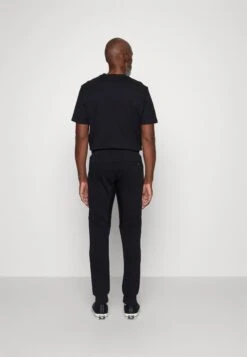 Antony Morato Fleece Slim Fit Blend With Rubber Injection LogoPantaloni SportiviBlack Uomo Pantaloni Sportivi E Joggers A1822E050-Q11 -Negozio Di Abbigliamento Zalando 664fcc0be3e64c0b9a6248fd8b9439d0