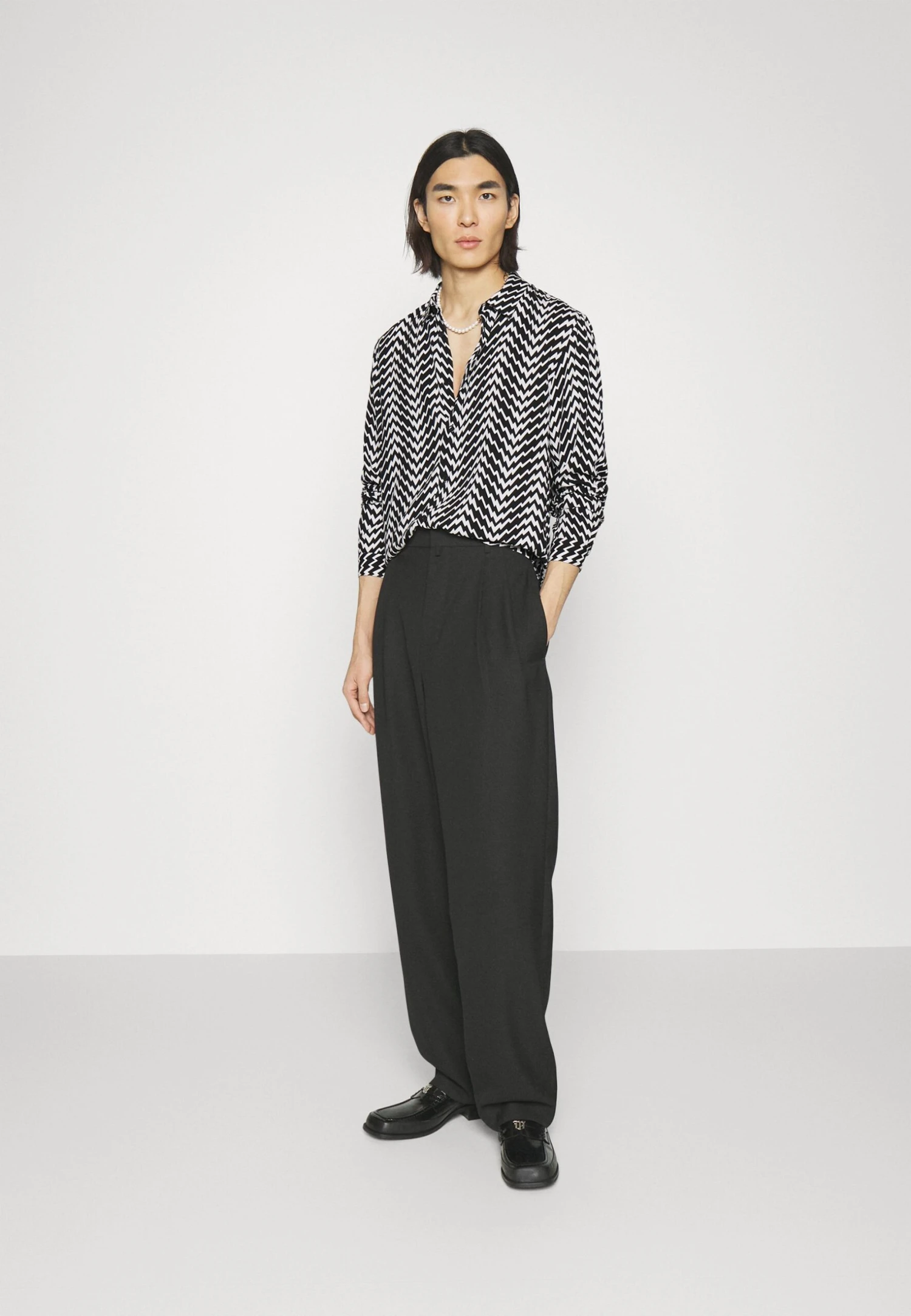 THE KOOPLES ChemiseCamiciaBlack White Uomo Camicie THA22D0A3-Q11 4 THE KOOPLES ChemiseCamiciaBlack White Uomo Camicie THA22D0A3-Q11 - immagine 2