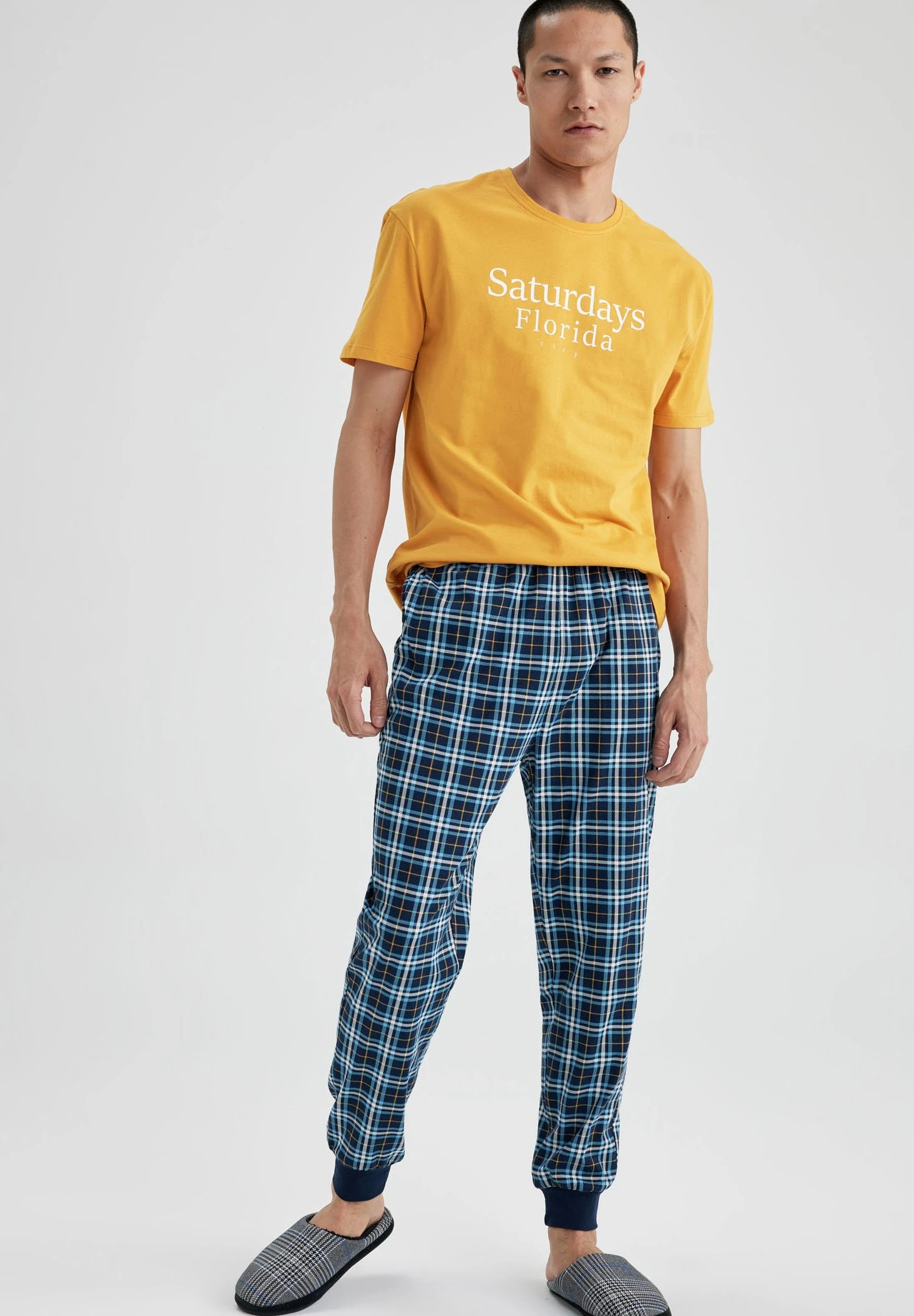 DeFacto Set Regular FitPigiamaYellow Uomo Per La Notte DEZ82M04Y-E11 4 DeFacto Set Regular FitPigiamaYellow Uomo Per La Notte DEZ82M04Y-E11 - immagine 2