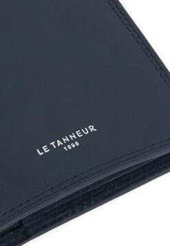 Le Tanneur Martin Custodia Per PassaportoBleu Rouge Blanc Uomo Portafogli E Custodie L0C52F03U-K11 11 Le Tanneur Martin Custodia Per PassaportoBleu Rouge Blanc Uomo Portafogli E Custodie L0C52F03U-K11 -Negozio Di Abbigliamento Zalando 6cbf486e246b48bfbf84b0f52352a6f1