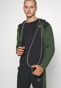 EA7 Emporio Armani Ventus TracksuitTutaGreen/Black Uomo Pantaloni Sportivi E Joggers EA742K010-M11 15 EA7 Emporio Armani Ventus TracksuitTutaGreen/Black Uomo Pantaloni Sportivi E Joggers EA742K010-M11 -Negozio Di Abbigliamento Zalando 6f61908fa22849f1858fd2d82100b5ed