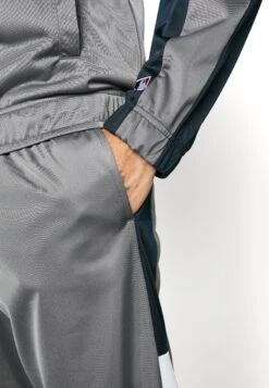 Champion New York Yankees TracksuitTutaGrey/Dark Blue Uomo Pantaloni Sportivi E Joggers C7642K032-C11 -Negozio Di Abbigliamento Zalando 722f542a92bc497da068590b2e40ae73