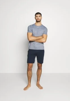 Pier One PigiamaDark Blue Uomo Per La Notte PI982M02S-K11 8 Pier One PigiamaDark Blue Uomo Per La Notte PI982M02S-K11 -Negozio Di Abbigliamento Zalando 7651f7d5f00140bd9b26f1ca15fd73b9