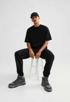 BERSHKA Plush Pantaloni SportiviBlack Uomo Pantaloni Sportivi E Joggers BEJ22E0CF-Q11 10 BERSHKA Plush Pantaloni SportiviBlack Uomo Pantaloni Sportivi E Joggers BEJ22E0CF-Q11 -Negozio Di Abbigliamento Zalando 779954b779a3441490f497421a18a02f