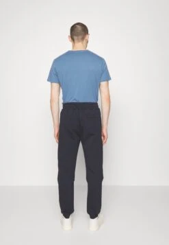 Dondup PantPantaloni SportiviNavy Uomo Pantaloni Sportivi E Joggers 3DD22E024-K11 9 Dondup PantPantaloni SportiviNavy Uomo Pantaloni Sportivi E Joggers 3DD22E024-K11 -Negozio Di Abbigliamento Zalando 77d34d4ed62242f6bb749ce26173f92f