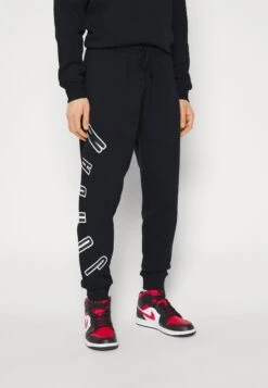 Jordan Pantaloni SportiviBlack Uomo Pantaloni Sportivi E Joggers JOC22E03D-Q11 12 Jordan Pantaloni SportiviBlack Uomo Pantaloni Sportivi E Joggers JOC22E03D-Q11 -Negozio Di Abbigliamento Zalando 78062105315a40d6a285c6a497f60912