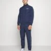 EA7 Emporio Armani Tennis Pro Suit PipingTutaNavy Blue Uomo Pantaloni Sportivi E Joggers EA742K00W-K11 -Negozio Di Abbigliamento Zalando 7bb73124d51342338ee90bb927e2c796