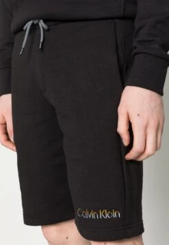 Calvin Klein Multi Color Logo ShortsBlack Uomo Bermuda 6CA22F010-Q11 -Negozio Di Abbigliamento Zalando 7ca9bc955c564605b751992a6424a112