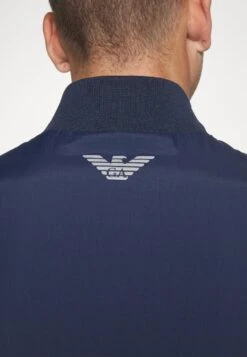 EA7 Emporio Armani Tennis Pro Suit PipingTutaNavy Blue Uomo Pantaloni Sportivi E Joggers EA742K00W-K11 20 EA7 Emporio Armani Tennis Pro Suit PipingTutaNavy Blue Uomo Pantaloni Sportivi E Joggers EA742K00W-K11 -Negozio Di Abbigliamento Zalando 808859a4ab3c4dd39964433781f46c06