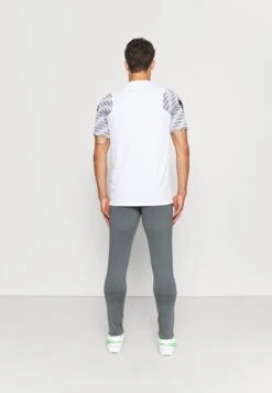 Under Armour Challenger Pantaloni SportiviPitch Gray/White Uomo Pantaloni Sportivi E Joggers UN242E0LQ-C11 9 Under Armour Challenger Pantaloni SportiviPitch Gray/White Uomo Pantaloni Sportivi E Joggers UN242E0LQ-C11 -Negozio Di Abbigliamento Zalando 847f07a76b244250a7282e4abb777f71
