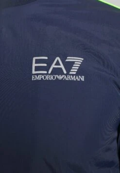 EA7 Emporio Armani Tennis Pro Suit PipingTutaNavy Blue Uomo Pantaloni Sportivi E Joggers EA742K00W-K11 22 EA7 Emporio Armani Tennis Pro Suit PipingTutaNavy Blue Uomo Pantaloni Sportivi E Joggers EA742K00W-K11 -Negozio Di Abbigliamento Zalando 850d4aa078c841a89eefa9ea4e478b72