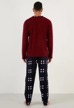 Set Regular FitPigiamaBordeaux Uomo Per La Notte BUS82M000-G11 11 Set Regular FitPigiamaBordeaux Uomo Per La Notte BUS82M000-G11 -Negozio Di Abbigliamento Zalando 88460f998df040a689f599cd2b37d038