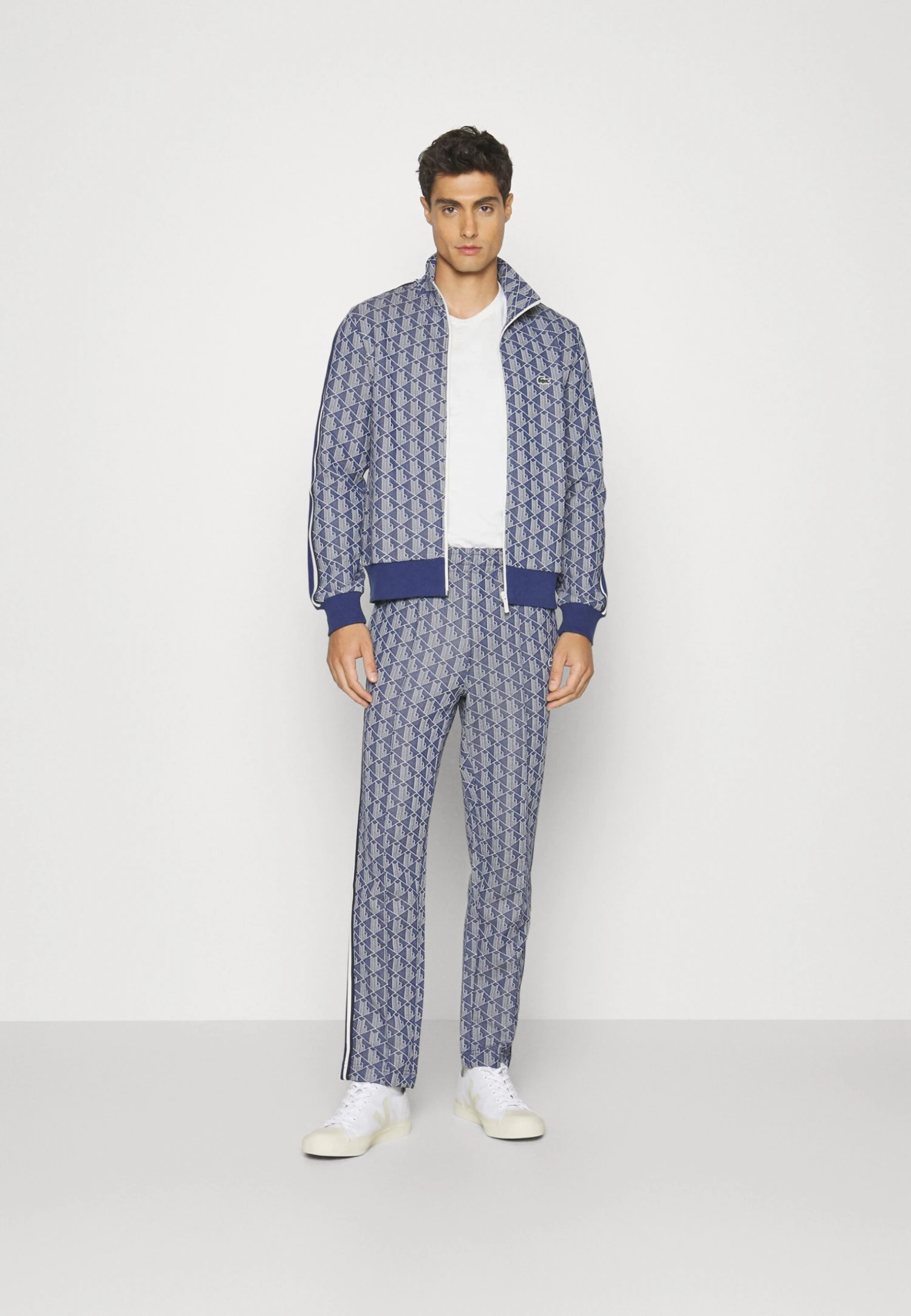 Lacoste Monogram TrackpantPantaloni SportiviMethylene/Flour Uomo Pantaloni Sportivi E Joggers LA222E050-K11 4 Lacoste Monogram TrackpantPantaloni SportiviMethylene/Flour Uomo Pantaloni Sportivi E Joggers LA222E050-K11 - immagine 2