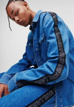 Karl Lagerfeld Jeans Klj LogoCamiciaJ Saturated Mid Blue Uomo Camicie K3W22D002-K11 12 Karl Lagerfeld Jeans Klj LogoCamiciaJ Saturated Mid Blue Uomo Camicie K3W22D002-K11 -Negozio Di Abbigliamento Zalando 91424ef64748480db576419ebaa58916