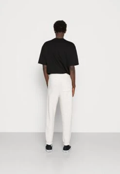 Jack & Jones Jjikane Brink ClubPantaloni SportiviWhite Melange Uomo Pantaloni Sportivi E Joggers JA222E0YN-A11 -Negozio Di Abbigliamento Zalando 91e03d79d2ae4c8ab3c93ff1924d8fdb