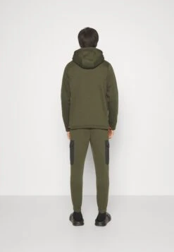 BRAVE SOUL TutaKhaki/Black Uomo Pantaloni Sportivi E Joggers BRH22S07Z-N12 11 BRAVE SOUL TutaKhaki/Black Uomo Pantaloni Sportivi E Joggers BRH22S07Z-N12 -Negozio Di Abbigliamento Zalando 92888a2db4f248bf84a2a1541a0777b7