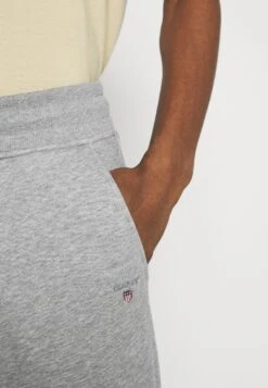 Gant OriginalPantaloni SportiviGrey Melange Uomo Pantaloni Sportivi E Joggers GA322E014-C11 -Negozio Di Abbigliamento Zalando 93428855bd034928987493f41692f7f4