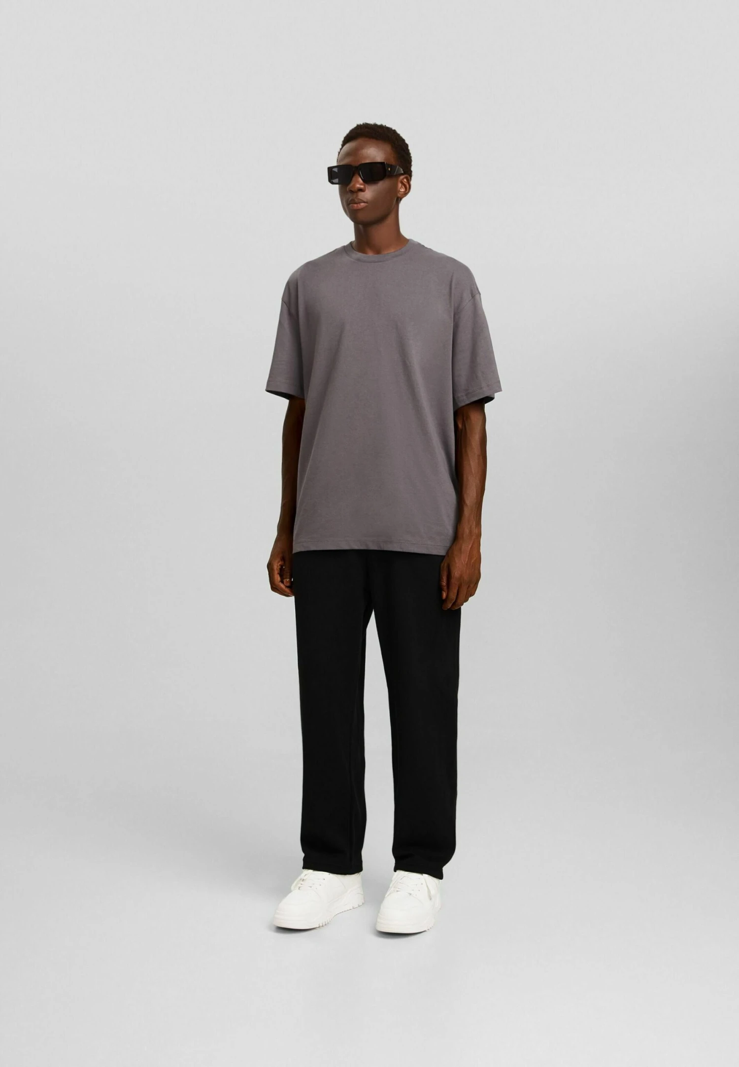 BERSHKA DartedPantaloni SportiviBlack Uomo Pantaloni Sportivi E Joggers BEJ22E0D3-Q11 4 BERSHKA DartedPantaloni SportiviBlack Uomo Pantaloni Sportivi E Joggers BEJ22E0D3-Q11 - immagine 2