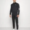 EA7 Emporio Armani Core SuitTutaBlack Uomo Pantaloni Sportivi E Joggers EA742K00Y-Q11 1 EA7 Emporio Armani Core SuitTutaBlack Uomo Pantaloni Sportivi E Joggers EA742K00Y-Q11 -Negozio Di Abbigliamento Zalando 987dfd7b4a17480bba6bd15baaea54ce