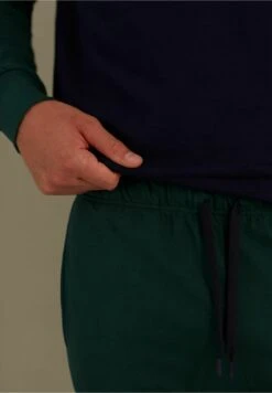 Yamamay Glamping SetPigiamaVerde Scuro Uomo Per La Notte 0YA82M00K-M11 11 Yamamay Glamping SetPigiamaVerde Scuro Uomo Per La Notte 0YA82M00K-M11 -Negozio Di Abbigliamento Zalando 9eb1f6586a234a0b9397ce5a9bb346ab