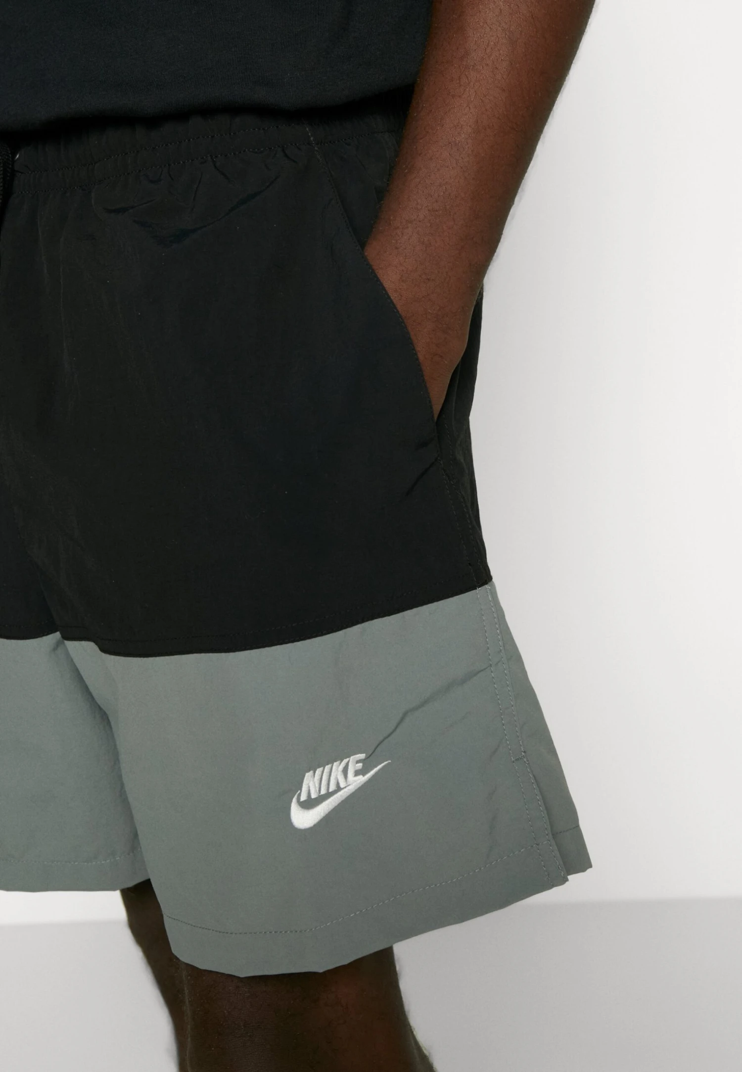 Nike Sportswear M Club Wvn CbPantaloni SportiviBlack/Smoke Grey/White Uomo Pantaloni Sportivi E Joggers NI122F090-Q11 9 Nike Sportswear M Club Wvn CbPantaloni SportiviBlack/Smoke Grey/White Uomo Pantaloni Sportivi E Joggers NI122F090-Q11 - immagine 7