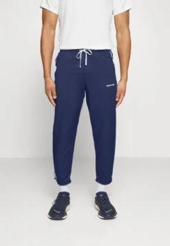 Nike Performance M Nk Df ClubPantaloni SportiviMidnight Navy/Summit White/Black Uomo Pantaloni Sportivi E Joggers N1242E2N9-K11 11 Nike Performance M Nk Df ClubPantaloni SportiviMidnight Navy/Summit White/Black Uomo Pantaloni Sportivi E Joggers N1242E2N9-K11 -Negozio Di Abbigliamento Zalando a13daed1339b428fad35f86646aff3fa