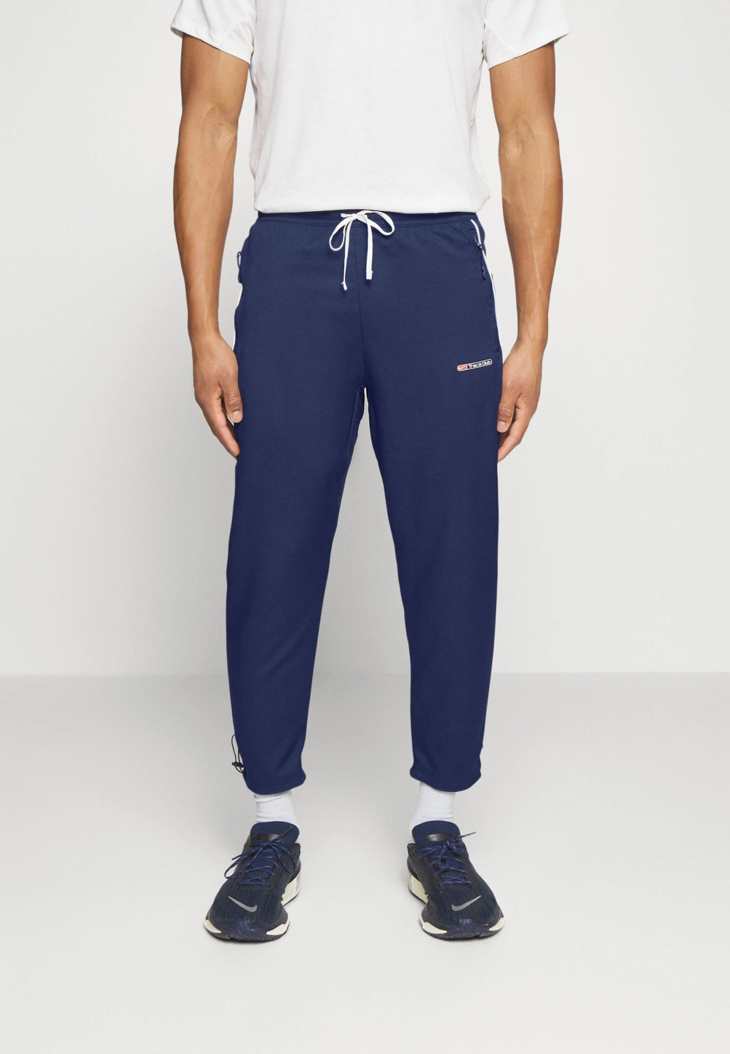 Nike Performance M Nk Df ClubPantaloni SportiviMidnight Navy/Summit White/Black Uomo Pantaloni Sportivi E Joggers N1242E2N9-K11 5 Nike Performance M Nk Df ClubPantaloni SportiviMidnight Navy/Summit White/Black Uomo Pantaloni Sportivi E Joggers N1242E2N9-K11 - immagine 3