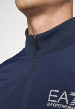 EA7 Emporio Armani Tennis Pro Suit PipingTutaNavy Blue Uomo Pantaloni Sportivi E Joggers EA742K00W-K11 21 EA7 Emporio Armani Tennis Pro Suit PipingTutaNavy Blue Uomo Pantaloni Sportivi E Joggers EA742K00W-K11 -Negozio Di Abbigliamento Zalando a3535432636942c48a5390e6180c5eba