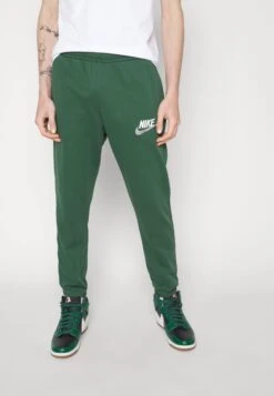 Nike Sportswear Club PantPantaloni SportiviDark Green Uomo Pantaloni Sportivi E Joggers NI122E0H3-M11 13 Nike Sportswear Club PantPantaloni SportiviDark Green Uomo Pantaloni Sportivi E Joggers NI122E0H3-M11 -Negozio Di Abbigliamento Zalando a3df752348c049e0950f5945c3629459